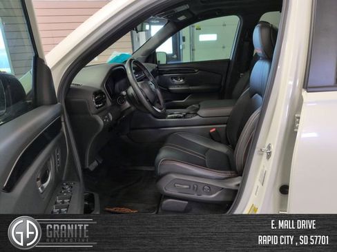 Used 2025 Honda Pilot TrailSport image 9