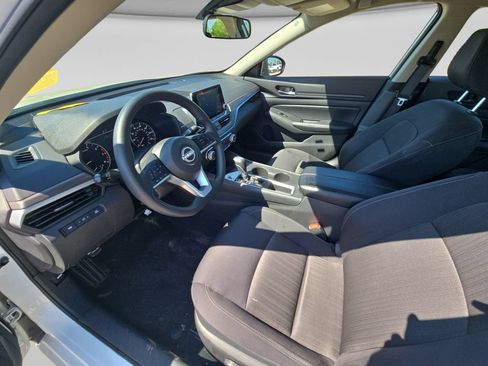 Used 2025 Nissan Altima 2.5 SV FWD image 21