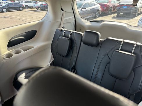 Used 2024 Chrysler Pacifica Touring-L image 18