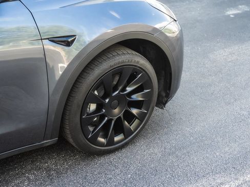 Used 2023 Tesla Model Y 2WD image 4