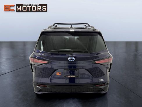 Used 2021 Toyota Sienna XSE image 5