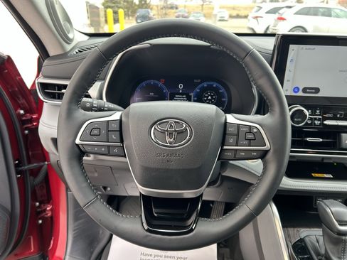 Certified 2025 Toyota Highlander Platinum image 25