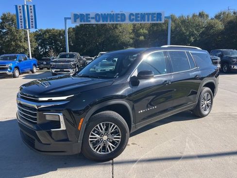 Used 2025 Chevrolet Traverse LT image 2