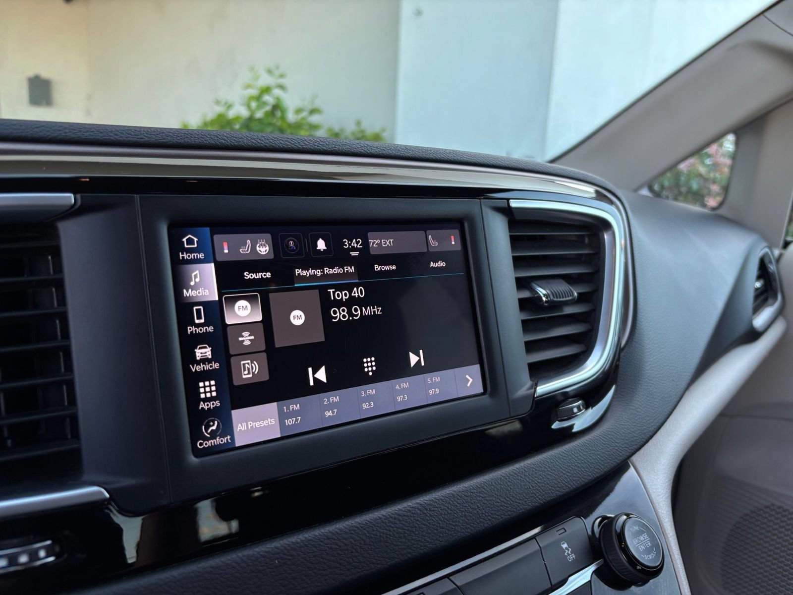 Used 2023 Chrysler Voyager LX FWD image 19