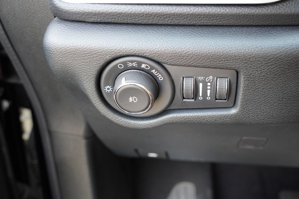 Used 2025 Chrysler Pacifica Limited FWD image 28