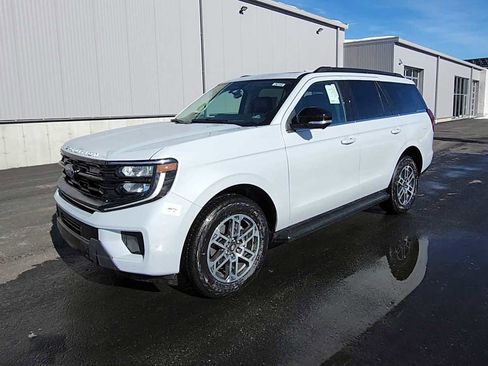 New 2026 Ford Expedition Active image 4