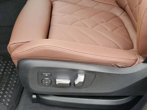 New 2026 BMW X5 xDrive40i w/ M Sport Package AWD/4WD image 9