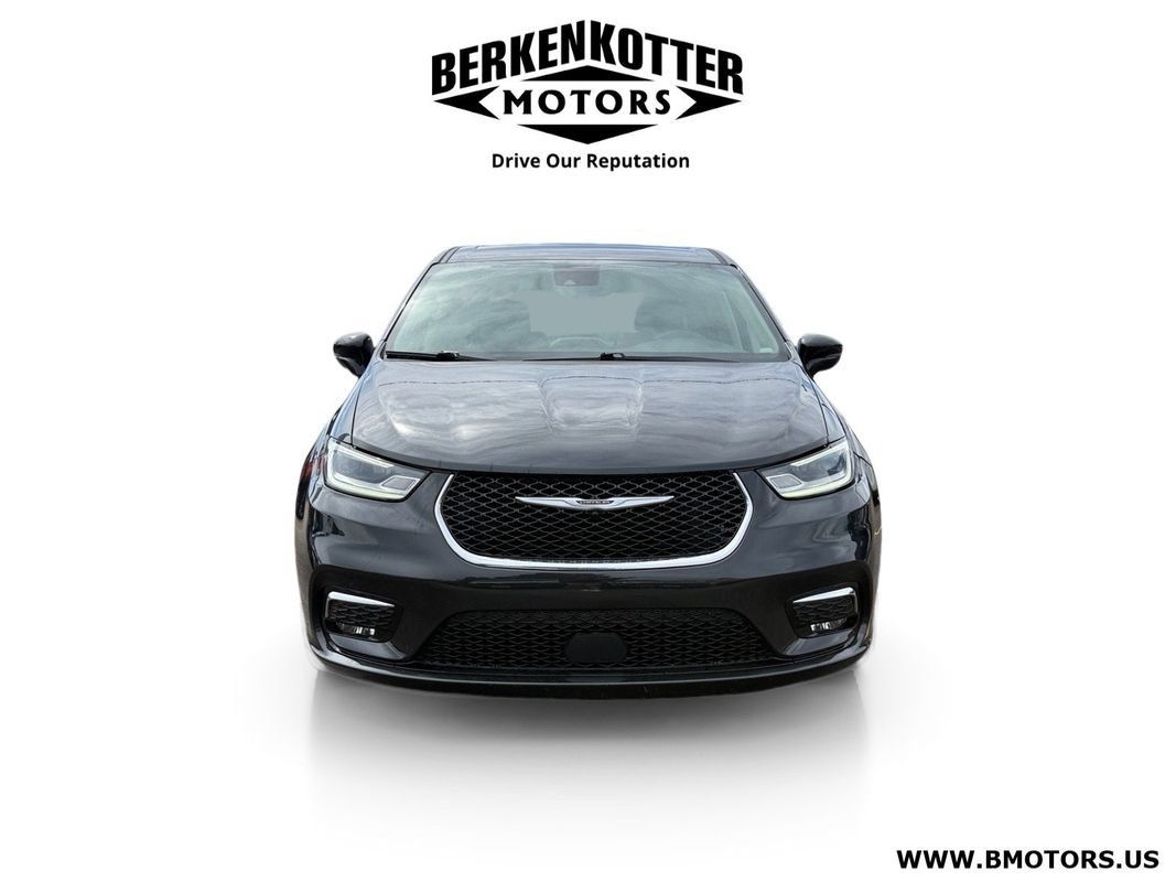 Used 2024 Chrysler Pacifica Touring-L FWD image 8
