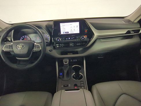 Used 2023 Toyota Highlander XLE FWD image 19