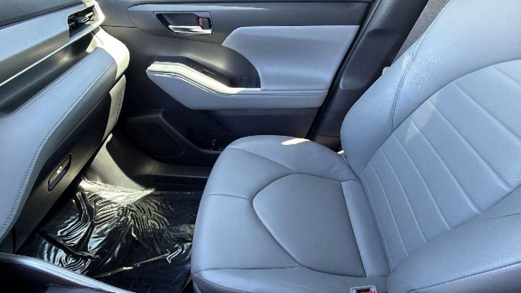 Used 2022 Toyota Highlander XLE AWD/4WD image 12