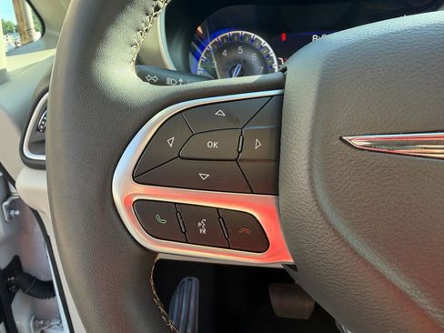 Used 2023 Chrysler Pacifica Touring-L FWD image 28
