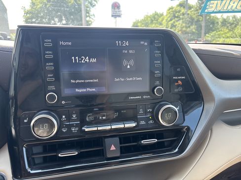 Used 2022 Toyota Highlander XLE AWD/4WD image 15