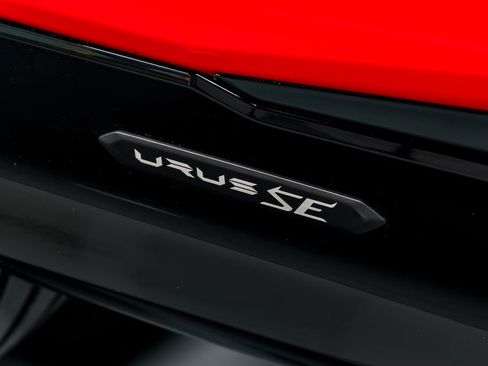 Used 2025 Lamborghini Urus SE AWD/4WD image 56