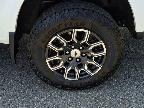 Used 2023 Chevrolet Colorado Z71 w/ Z71 Convenience Package 2 AWD/4WD image 12