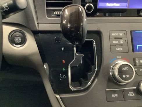 Used 2020 Toyota Sienna XLE FWD image 25