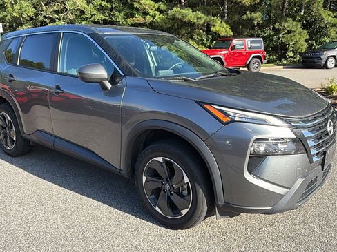 Used 2024 Nissan Rogue SV AWD/4WD image 5
