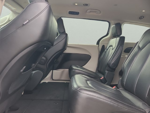 Used 2023 Chrysler Pacifica Touring-L FWD image 13