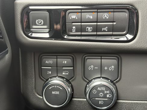 Used 2025 GMC Yukon XL Denali AWD/4WD image 27