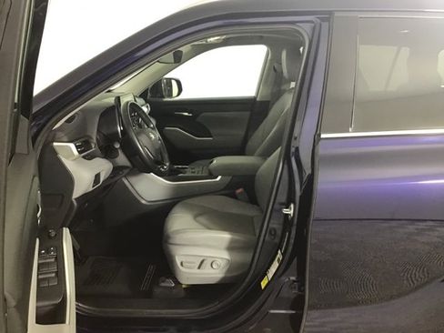 Certified 2021 Toyota Highlander XLE image 9
