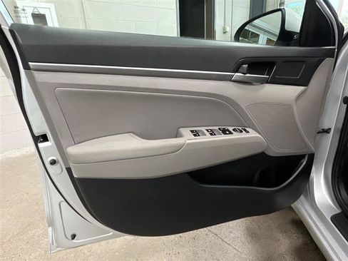 Used 2017 Hyundai Elantra Limited FWD image 10