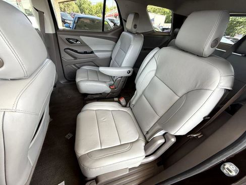 Used 2018 Chevrolet Traverse LT image 12