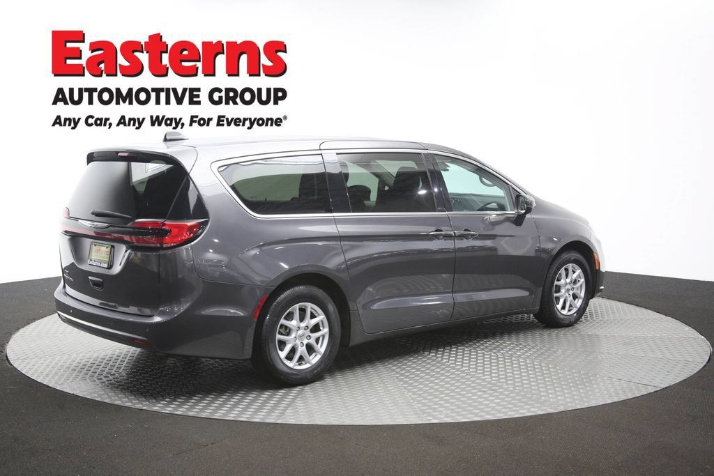 Used 2023 Chrysler Pacifica Touring-L FWD image 43