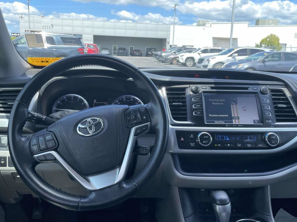 Used 2017 Toyota Highlander XLE AWD/4WD image 21
