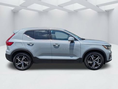 Certified 2025 Volvo XC40 B5 Core AWD/4WD image 3