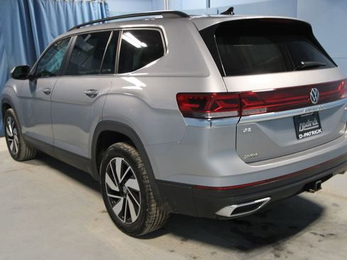 Used 2025 Volkswagen Atlas SE image 32