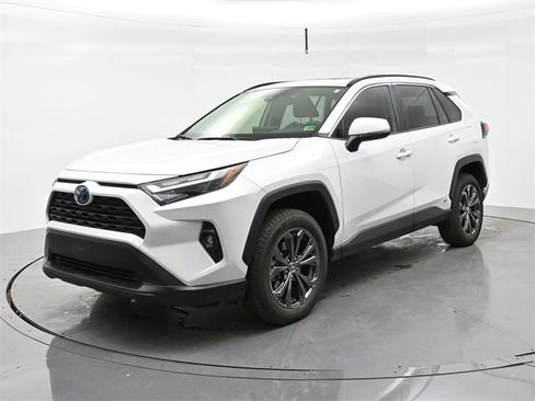 Used 2023 Toyota RAV4 XLE Premium image 3