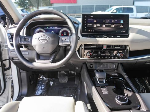 Used 2025 Nissan Rogue SL image 3