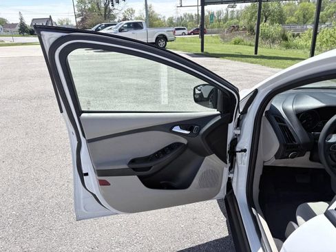 Used 2018 Ford Focus SE FWD image 12