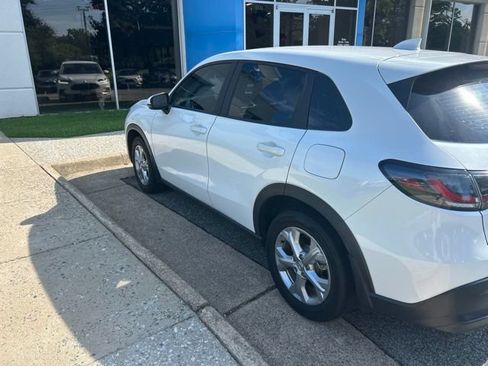 Used 2023 Honda HR-V LX image 2