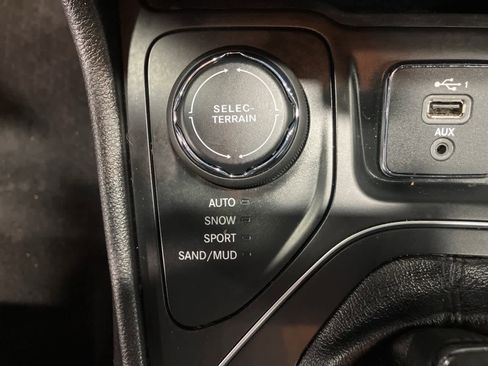 Used 2020 Jeep Cherokee Latitude Plus w/ Cold Weather Group image 17