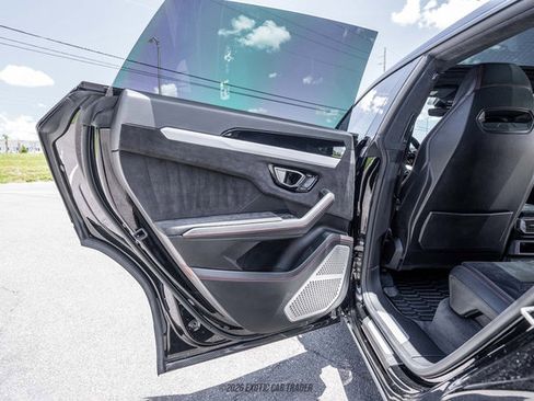 Used 2021 Lamborghini Urus AWD/4WD image 31