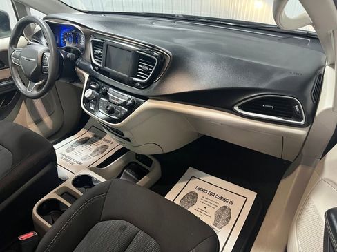 Used 2022 Chrysler Voyager LX image 3