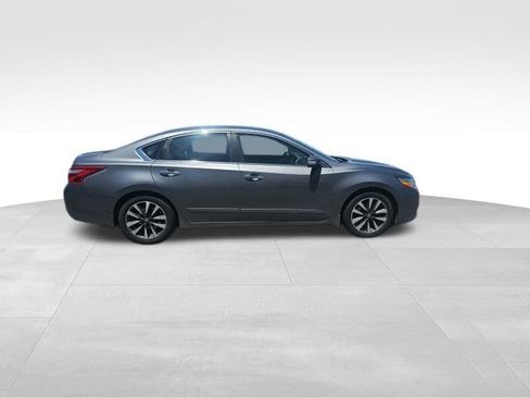 Used 2017 Nissan Altima 2.5 SV w/ Convenience Package FWD image 13