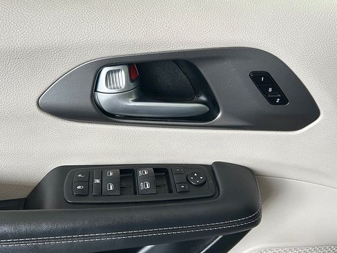 Used 2024 Chrysler Pacifica Touring-L FWD image 27
