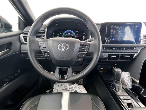 Used 2025 Toyota Camry SE image 8
