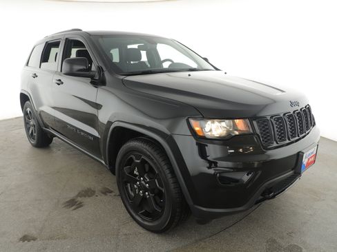 Used 2019 Jeep Grand Cherokee Laredo image 3