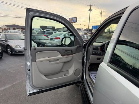 Used 2013 Chevrolet Tahoe LTZ image 39