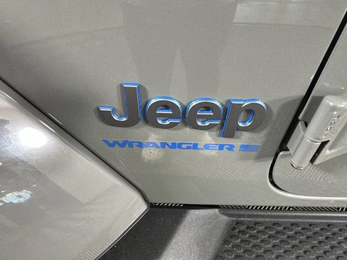 Used 2023 Jeep Wrangler Unlimited Sahara AWD/4WD image 11