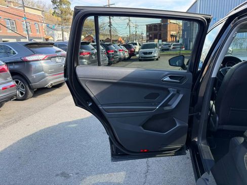 Used 2018 Volkswagen Tiguan SE AWD/4WD image 42