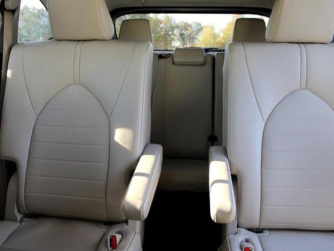 Used 2023 Toyota Highlander L image 14