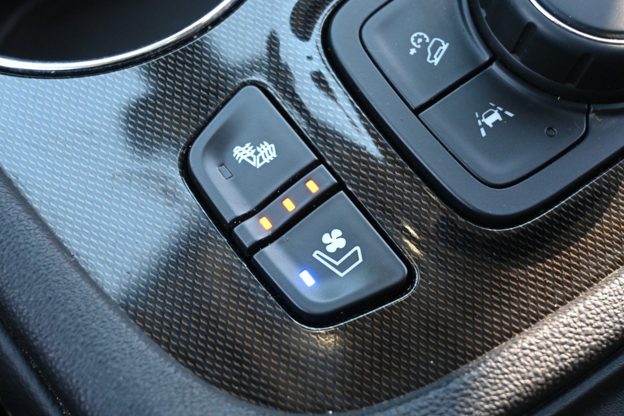 Used 2021 GMC Acadia AT4 w/ Technology Package AWD/4WD image 16