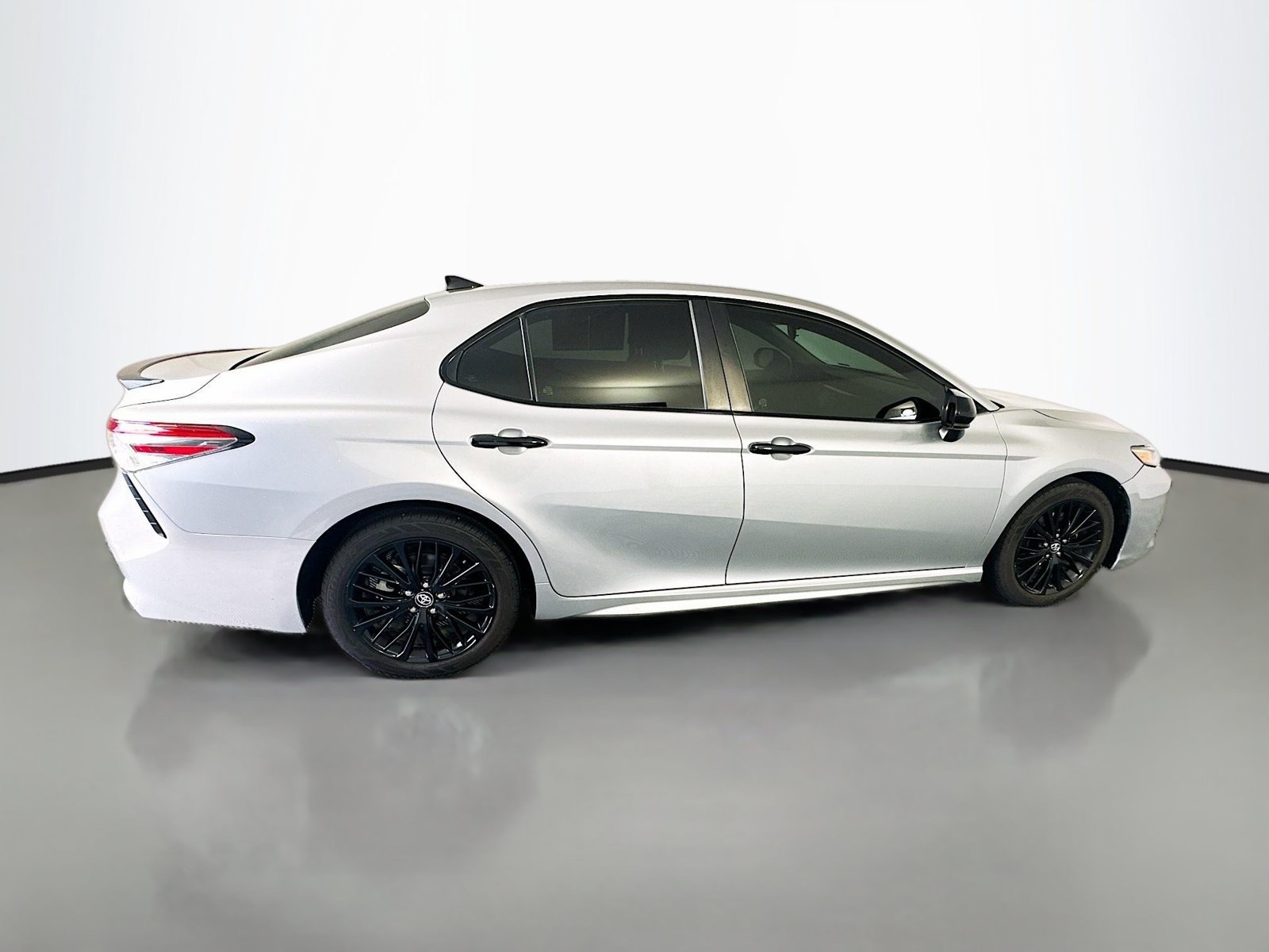 Used 2020 Toyota Camry SE FWD image 6