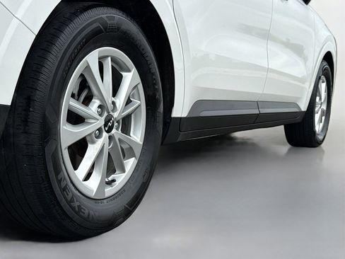 Used 2023 Kia Carnival LX FWD image 16
