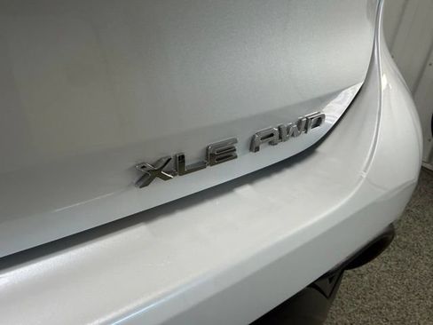 Used 2022 Toyota Highlander XLE AWD/4WD image 32