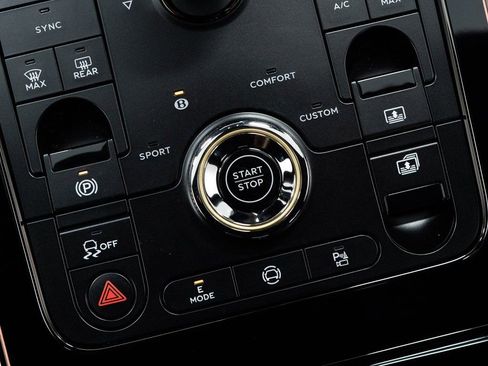 Used 2025 Bentley Flying Spur Plug-In Hybrid image 36