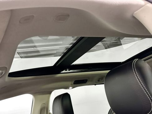 Used 2023 Chrysler Pacifica Limited w/ Uconnect Theater Family Group image 19